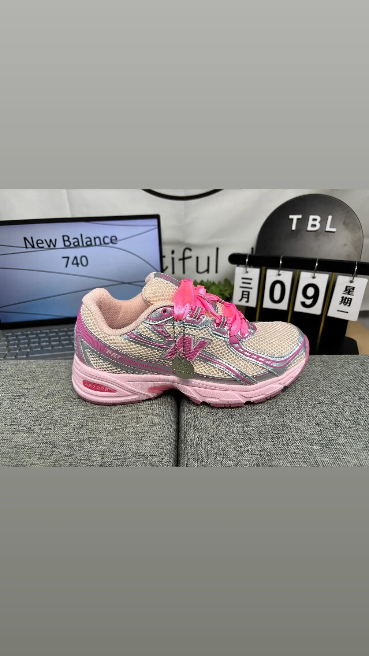NEW BALANCE 740 ROSA