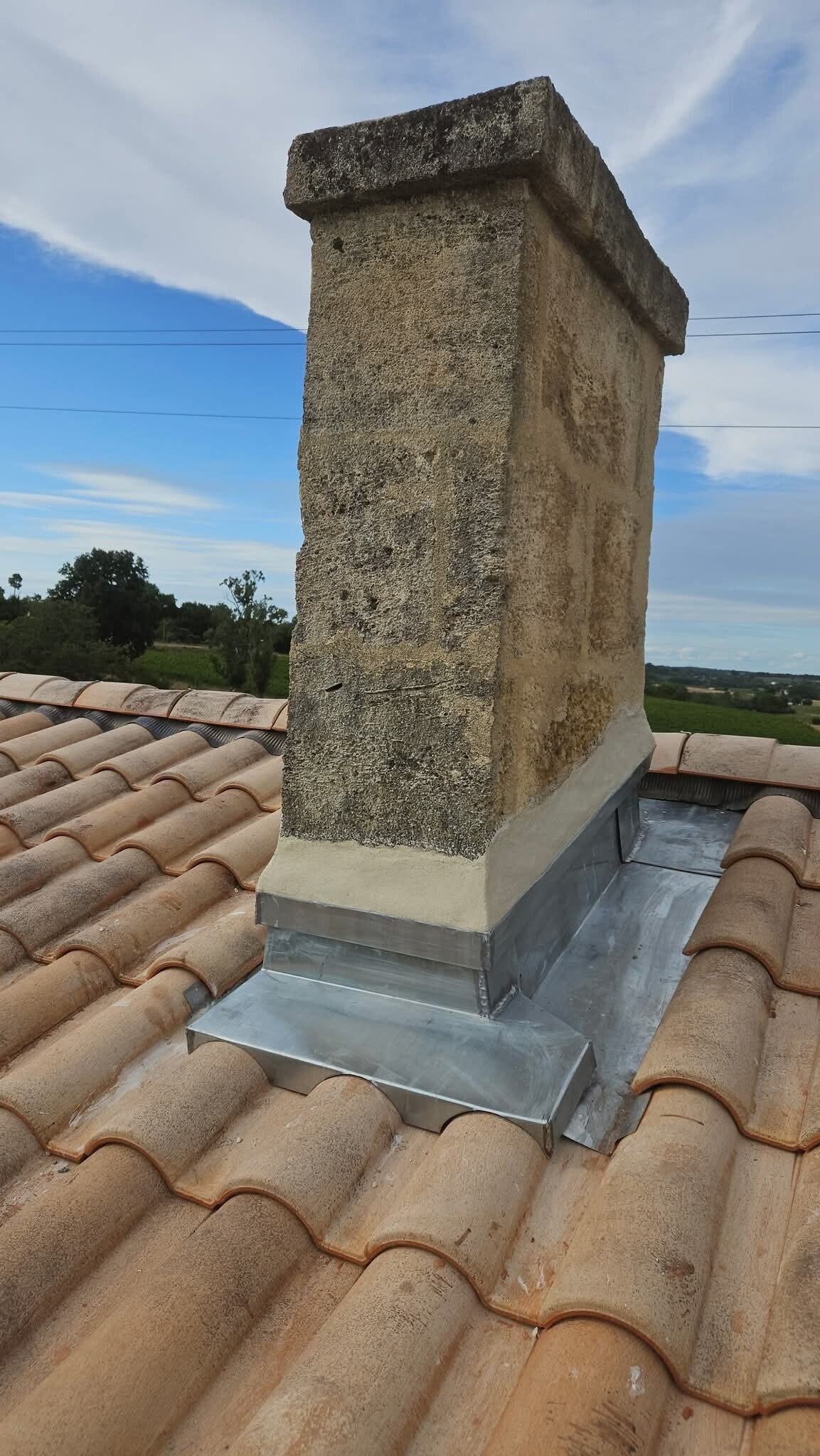 alt="Entourage de cheminée en zinc sur mesure assurant une parfaite étanchéité de toiture à Angoulême Charente 16 par Sud-Ouest Couverture"