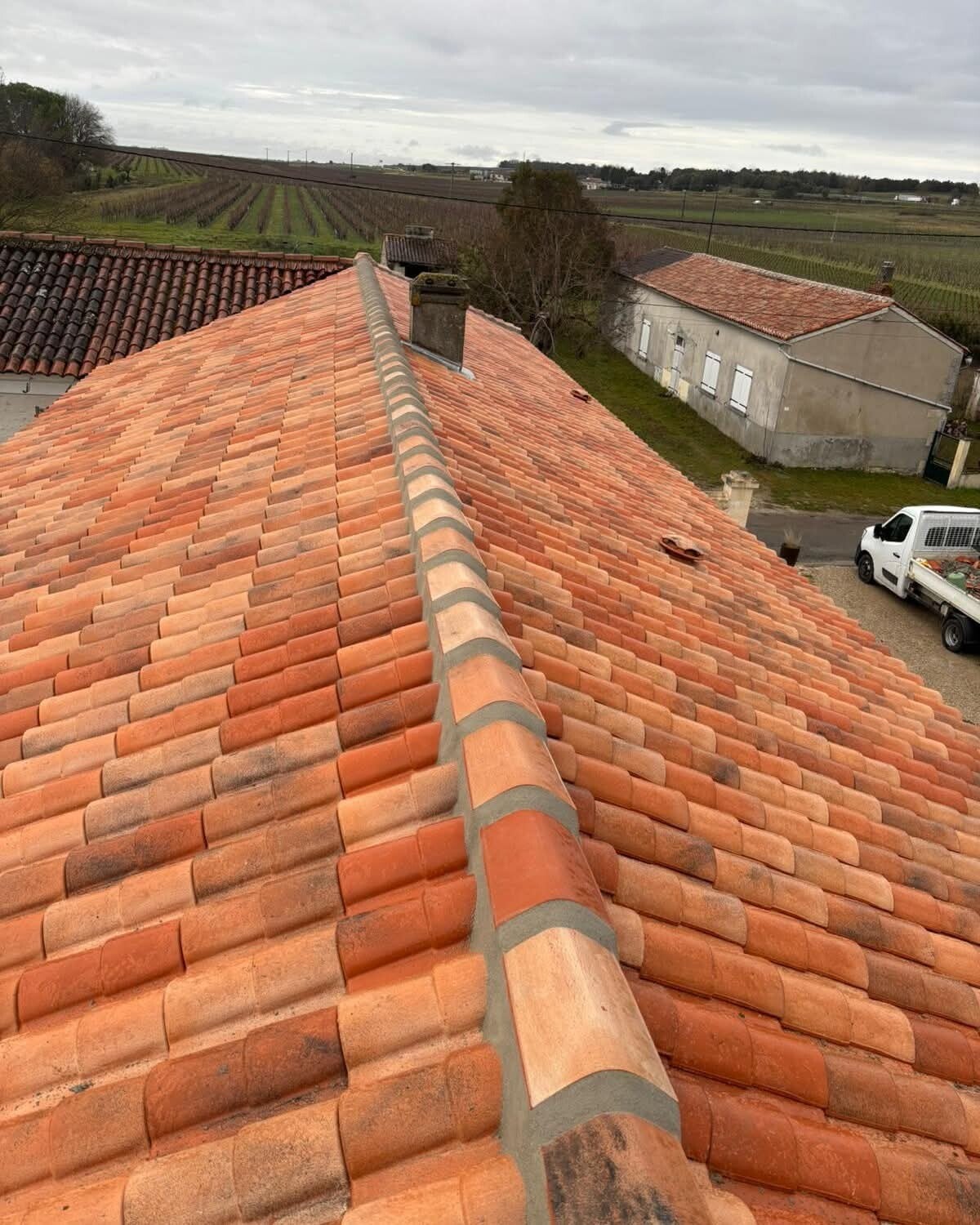 alt="Rénovation de couverture en tuiles romanes canal avec faîtage scellé à Angoulême Charente 16 par couvreur professionnel Sud-Ouest Couverture"