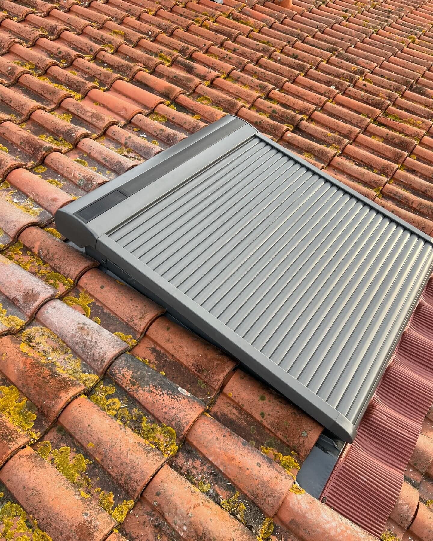alt="Pose de fenêtre de toit Velux avec volet roulant sur toiture en tuiles GR13 à Angoulême Charente 16 par couvreur zingueur Sud-Ouest Couverture"