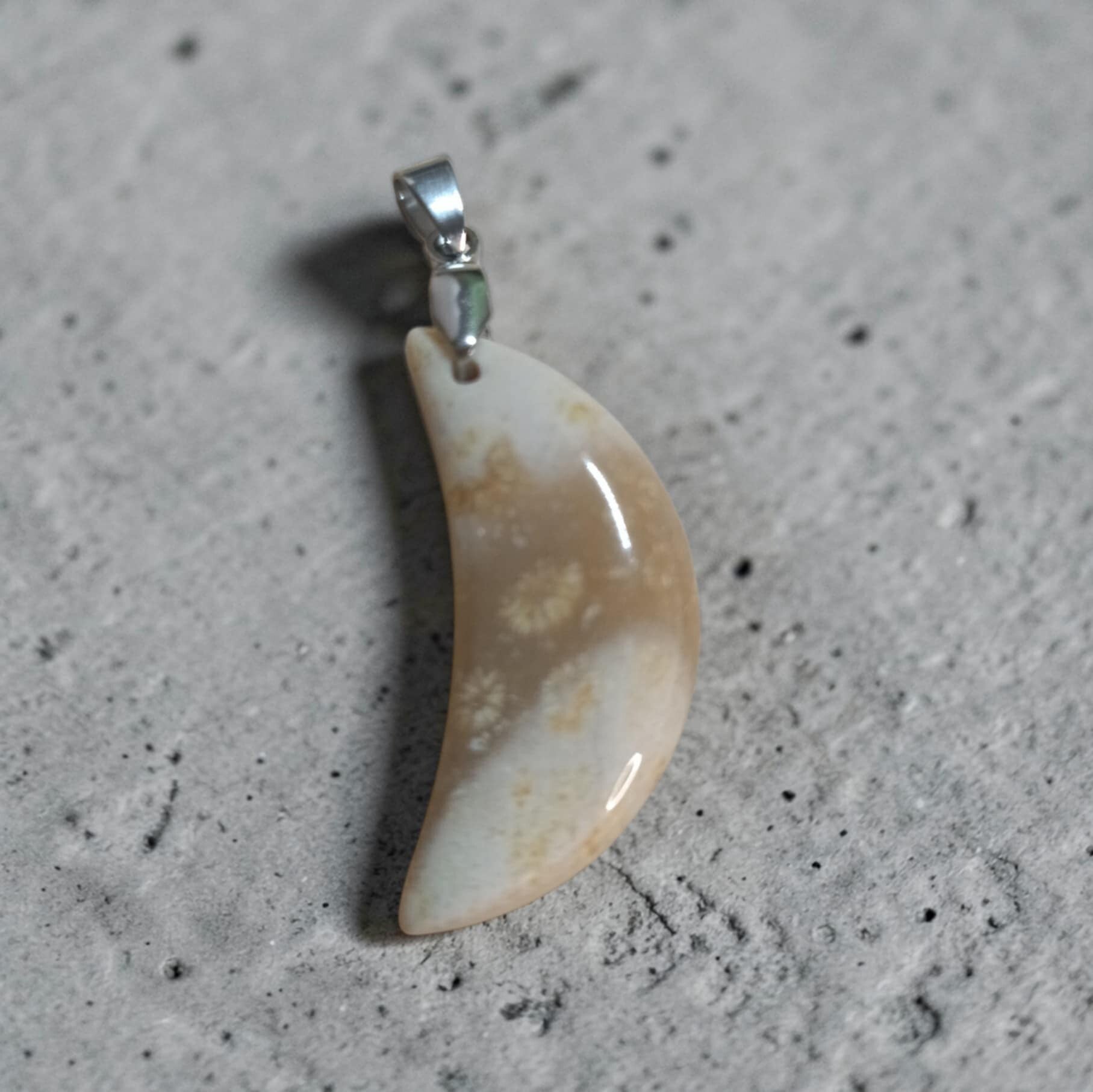 Pendentif Corail " Croissant de Lune " n°2