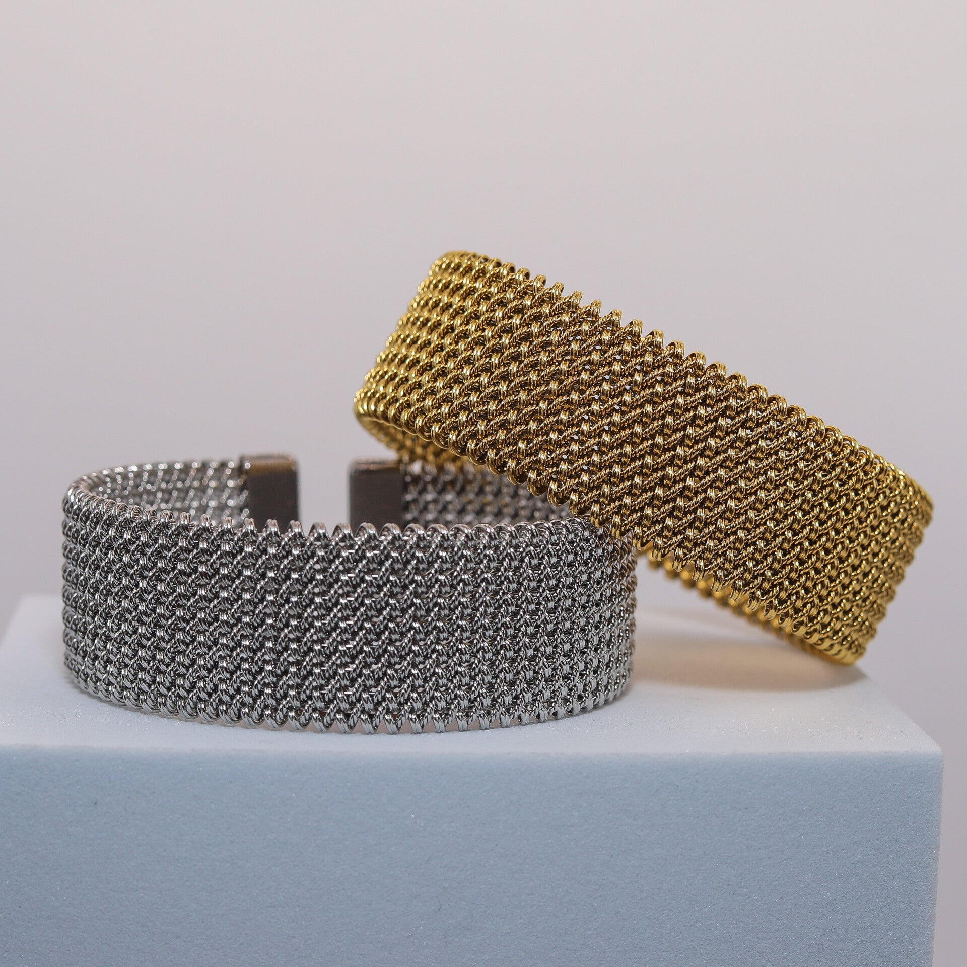 Knitted cuff armband