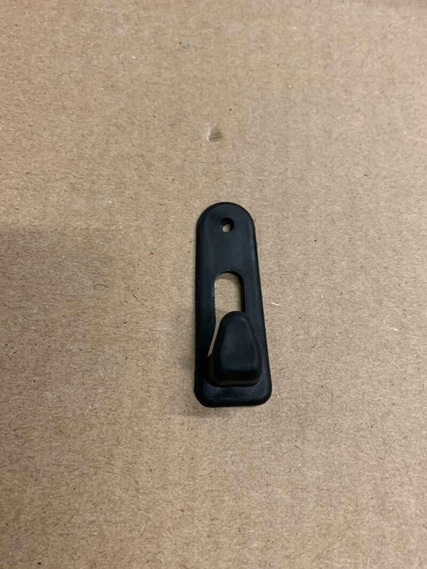 Patte de fixation petit modèle pour ceinture arrière STOCK NEUF