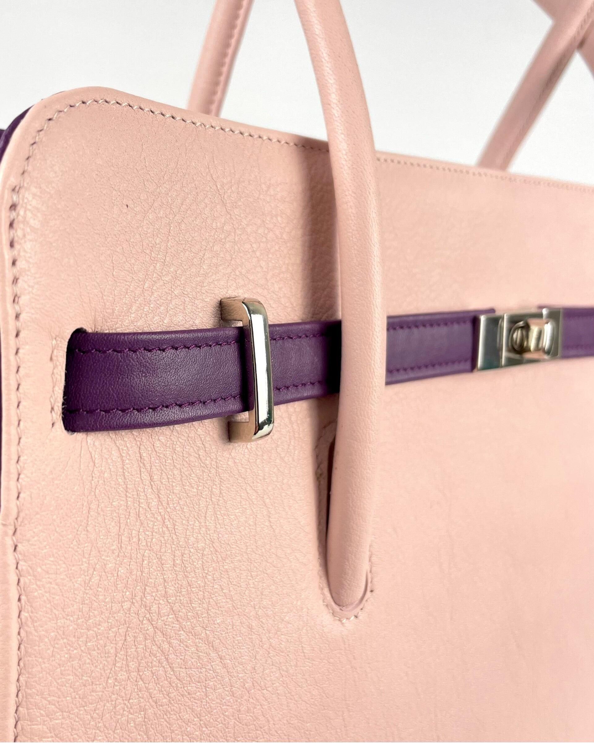 Detail van handvat werktas met harmonicastructuur
