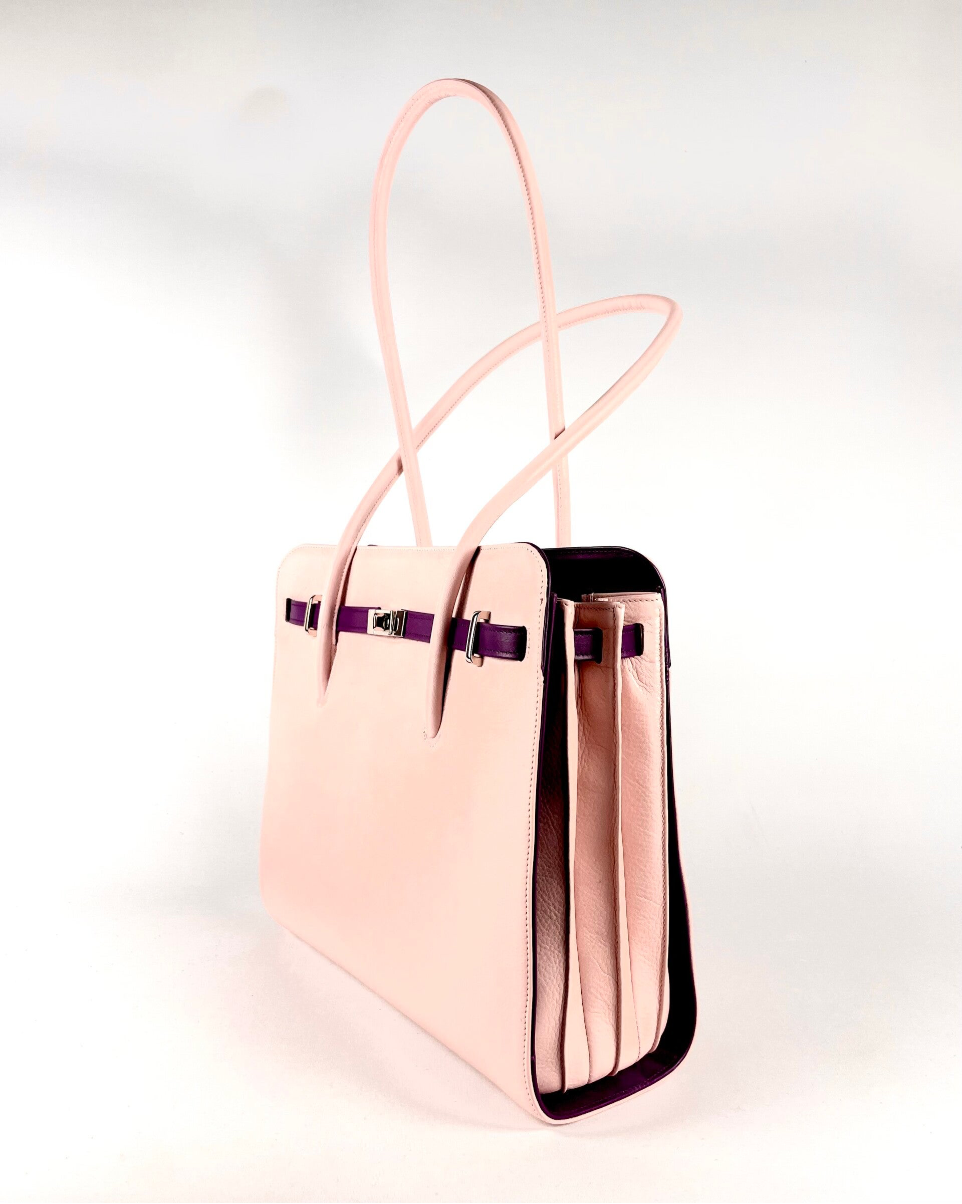 Poederroze werktas met violet details en harmonicasyructuur