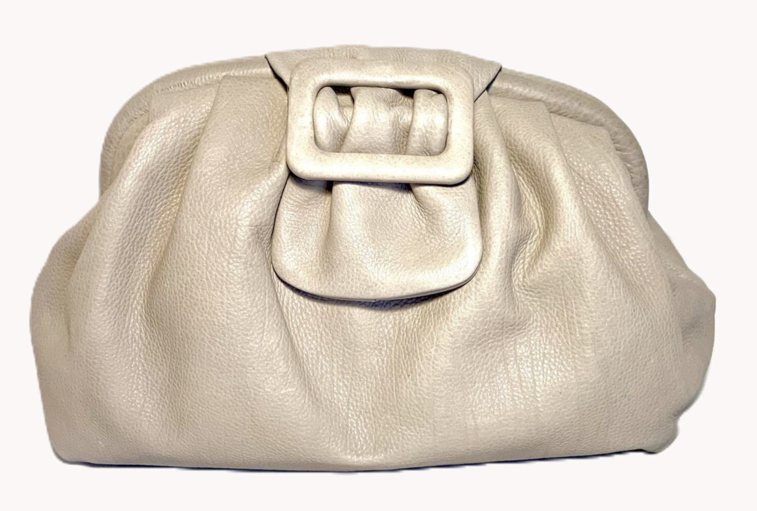 Ivoorkleurige clutch met plooien en leer-beklede gesp
