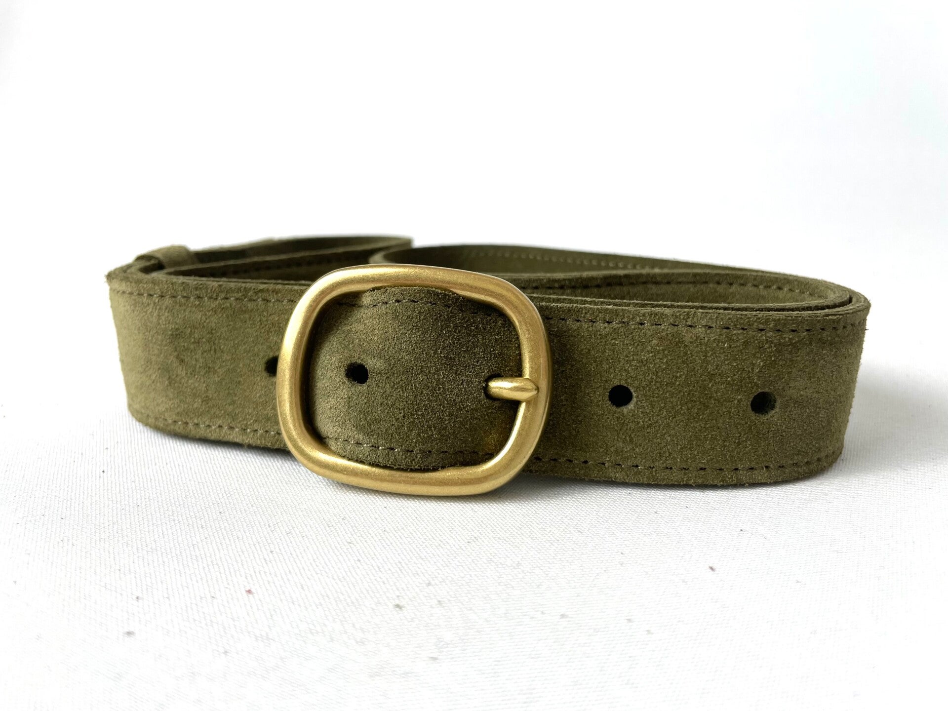 Suede riem in pistache met messing gesp