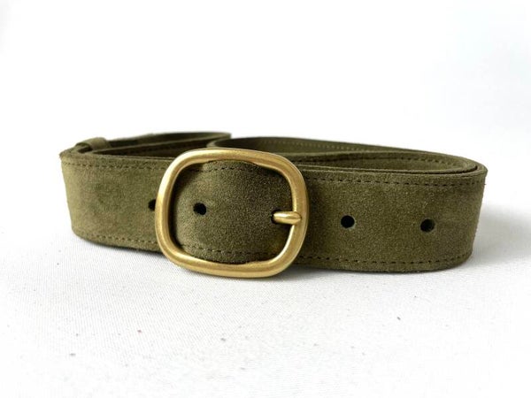 Suede riem in pistache met messing gesp
