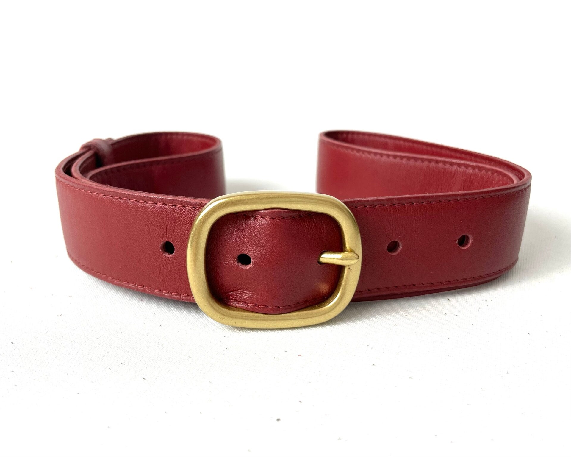 Kalfsleren riem in tomaatrood met messing gesp