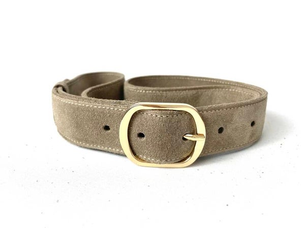 Suède riem in licht taupe met messing gesp
