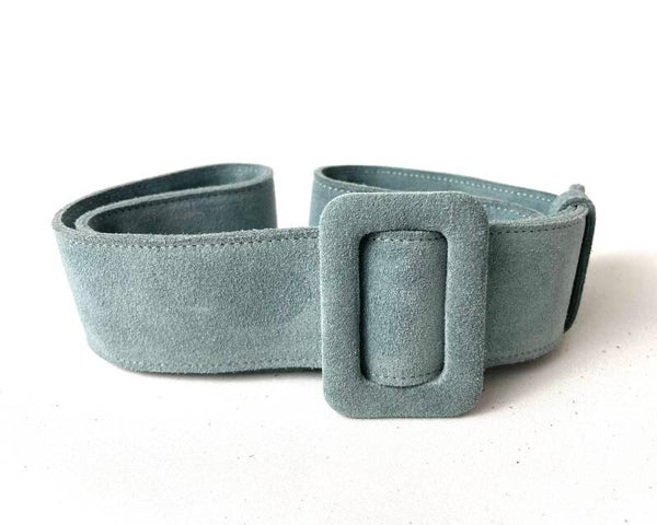 Brede suède riem in zacht denimblauw