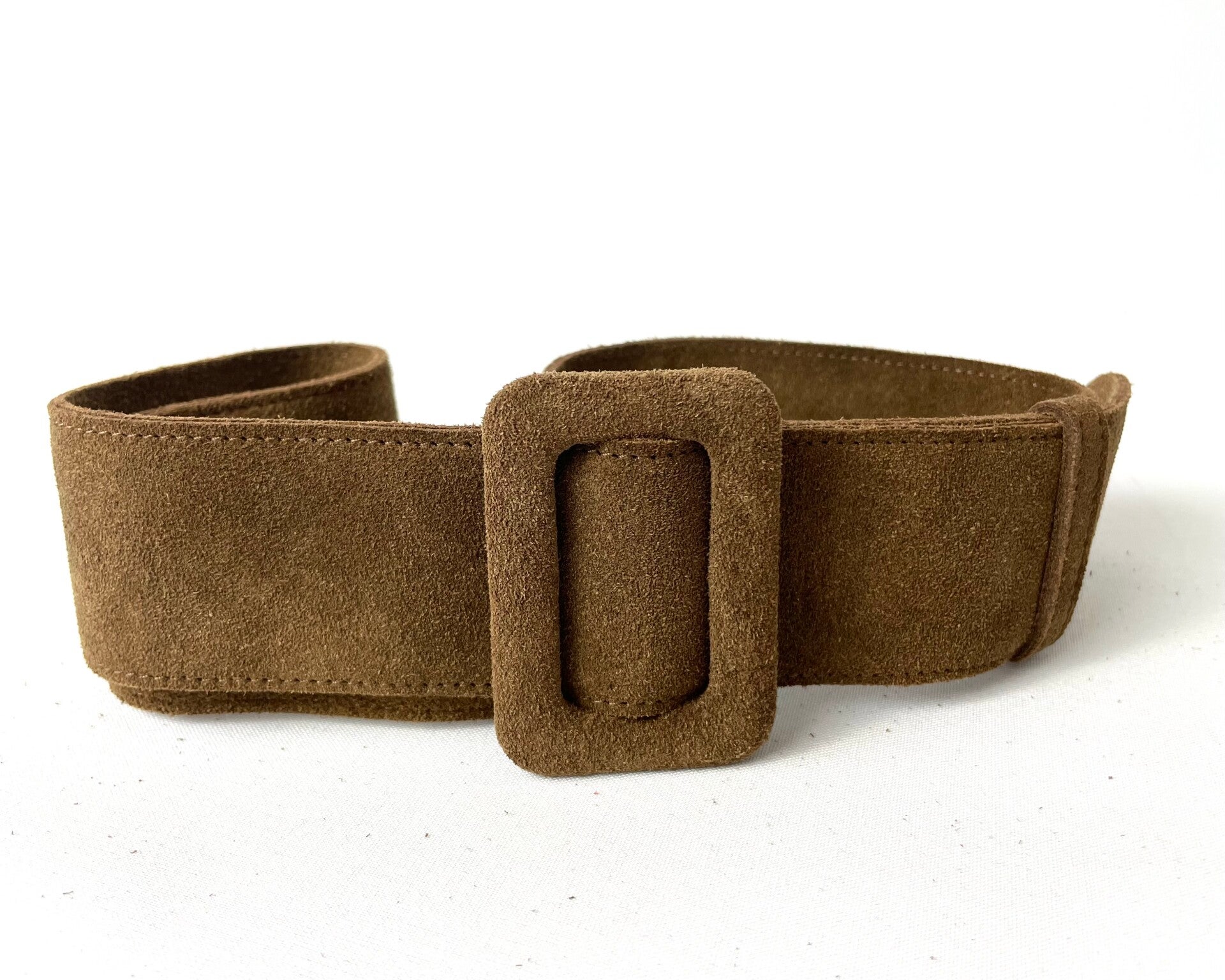 Brede suède riem in warm bruin