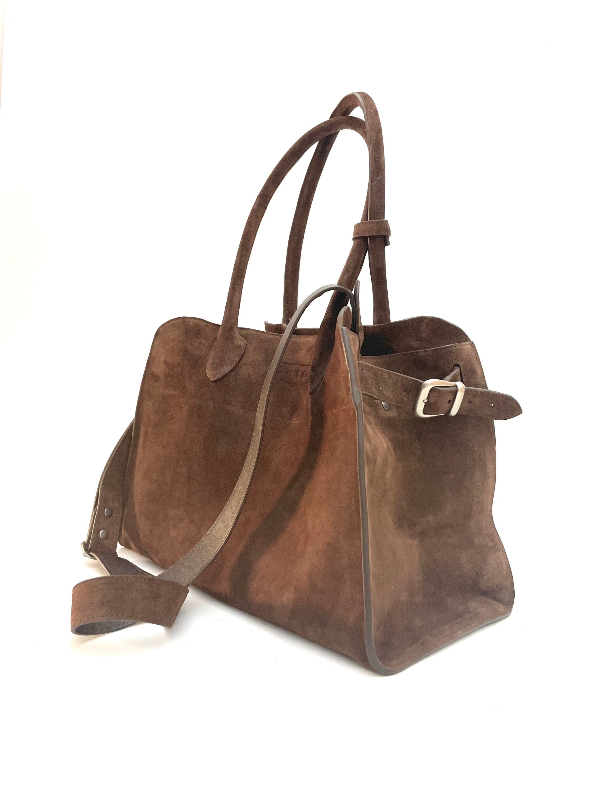 Ruime totebag in bruin suède met ingetogen ontwerp