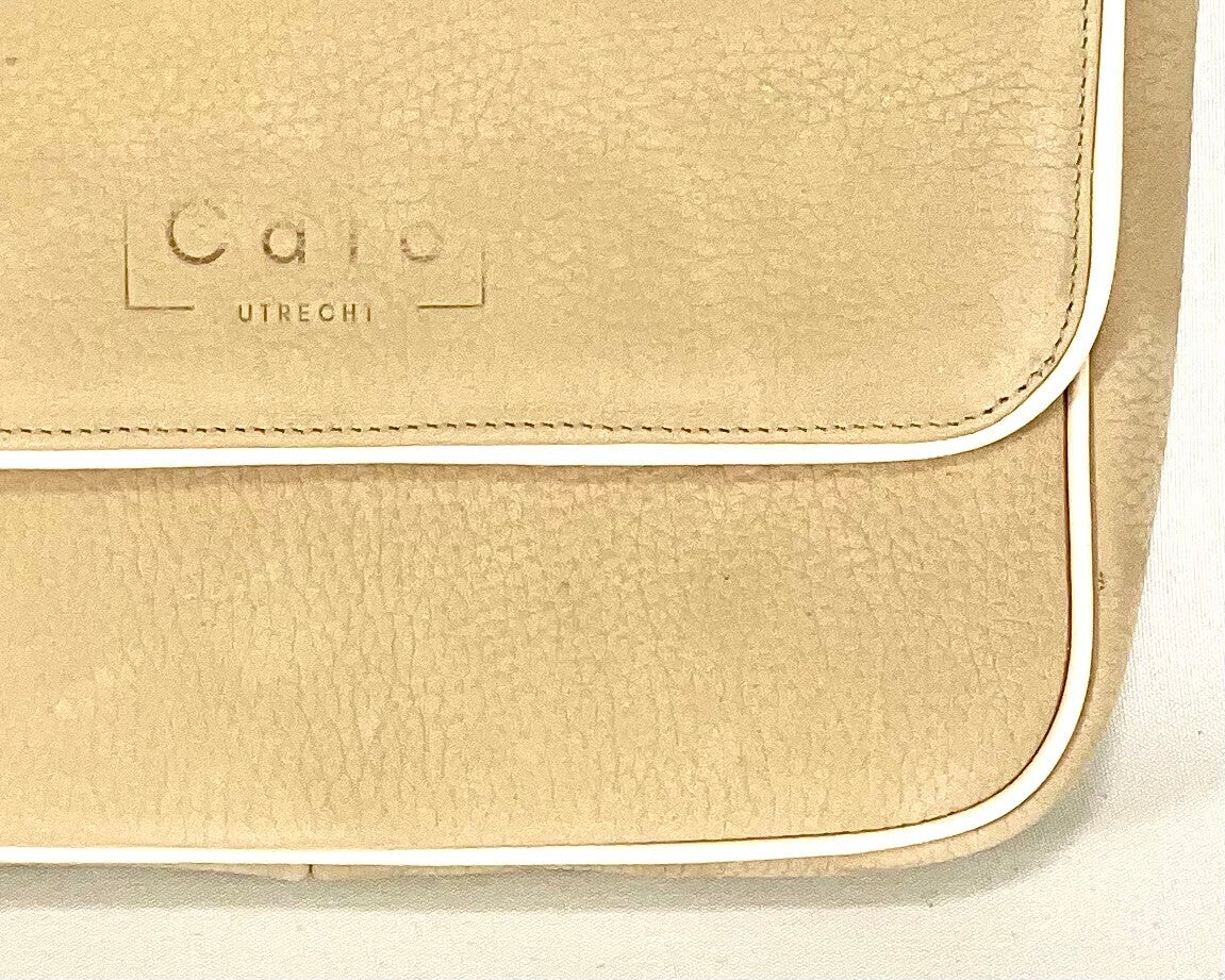     Detail van beige suede tas met paspels