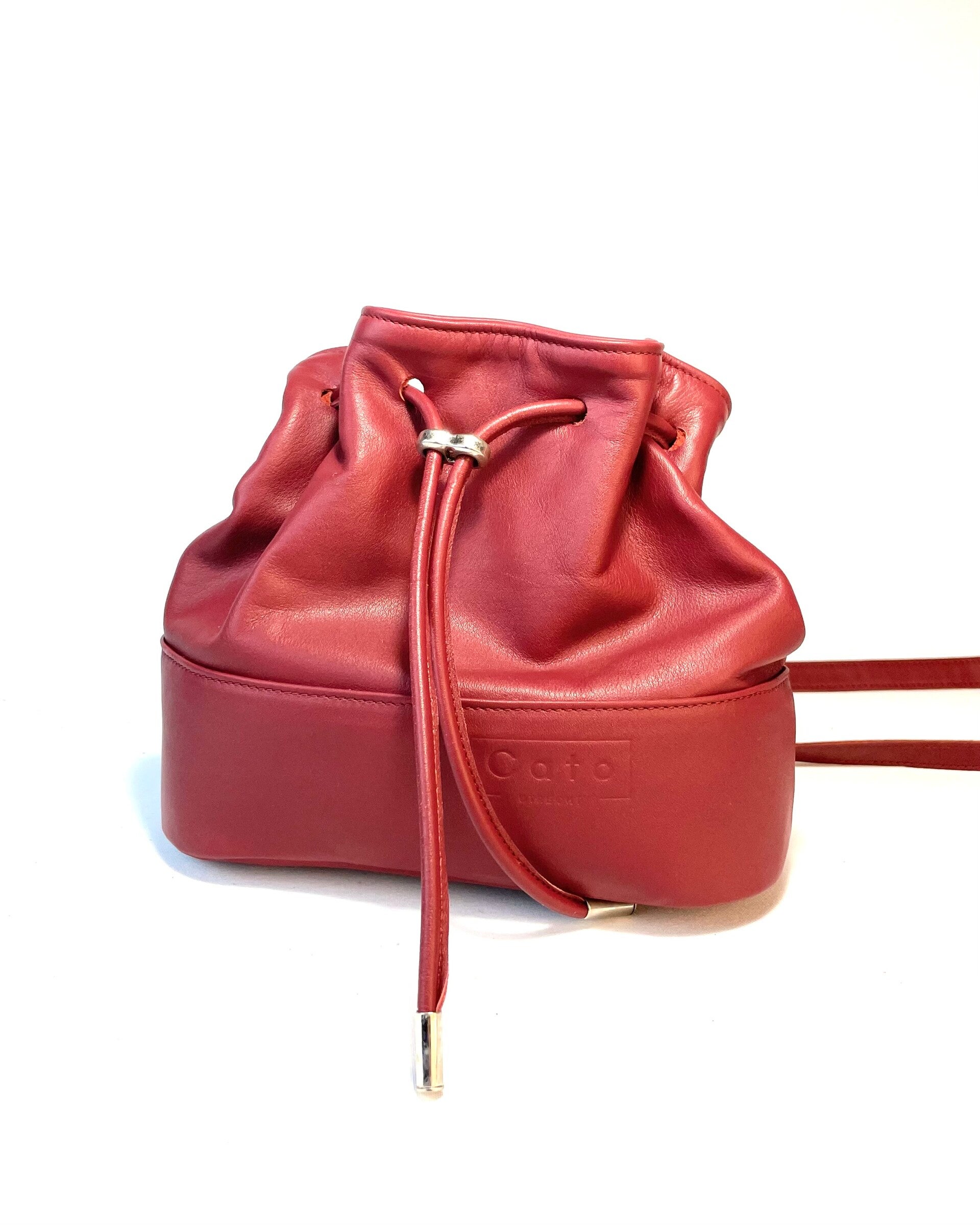 Kalfsleren buideltasje in tomaatrood