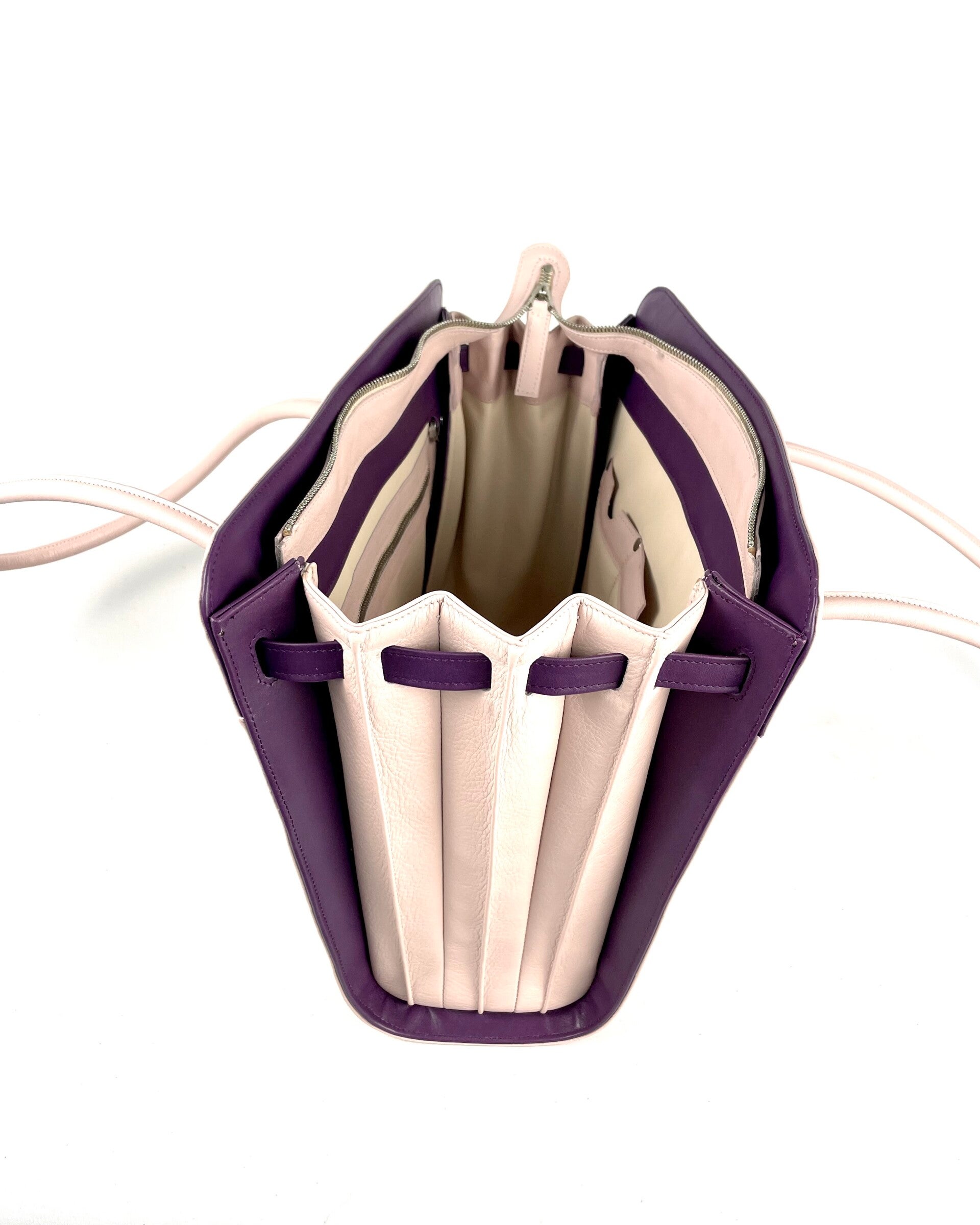 Detail van leren werktas in blush roze