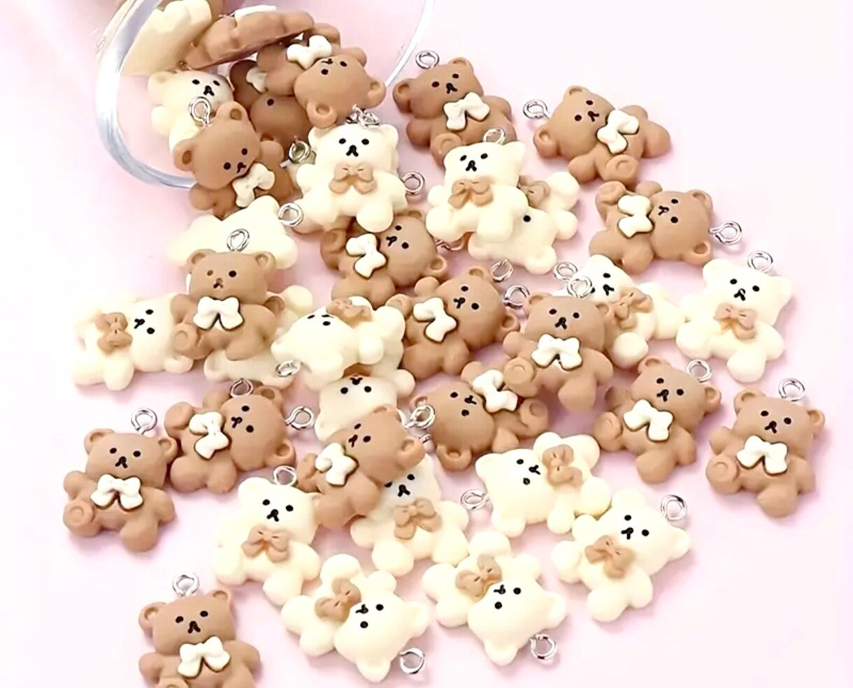 Pendentifs ours mignons avec nœuds - Pendants en résine.