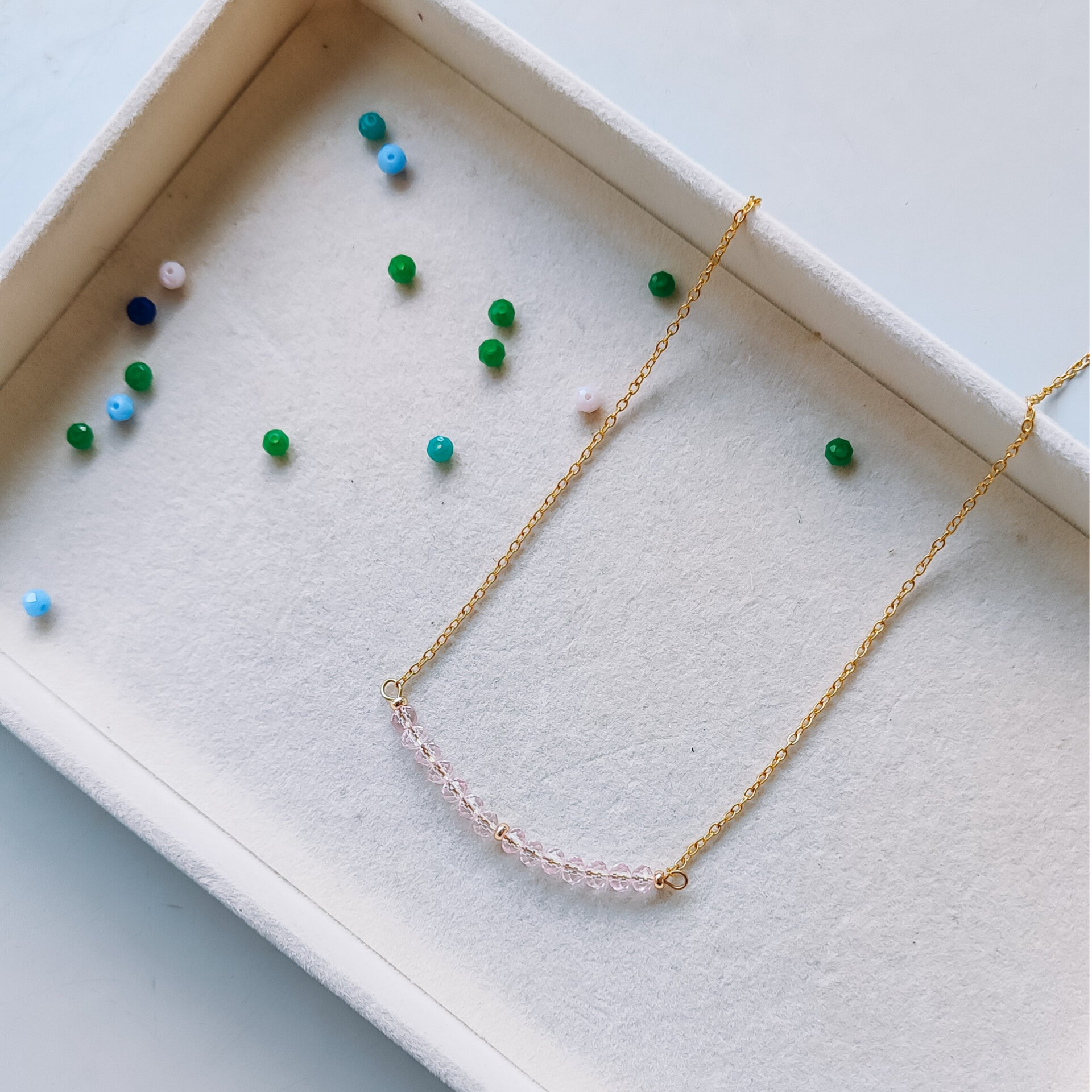 Beautiful Beads - tiny pearls neck zachtroze