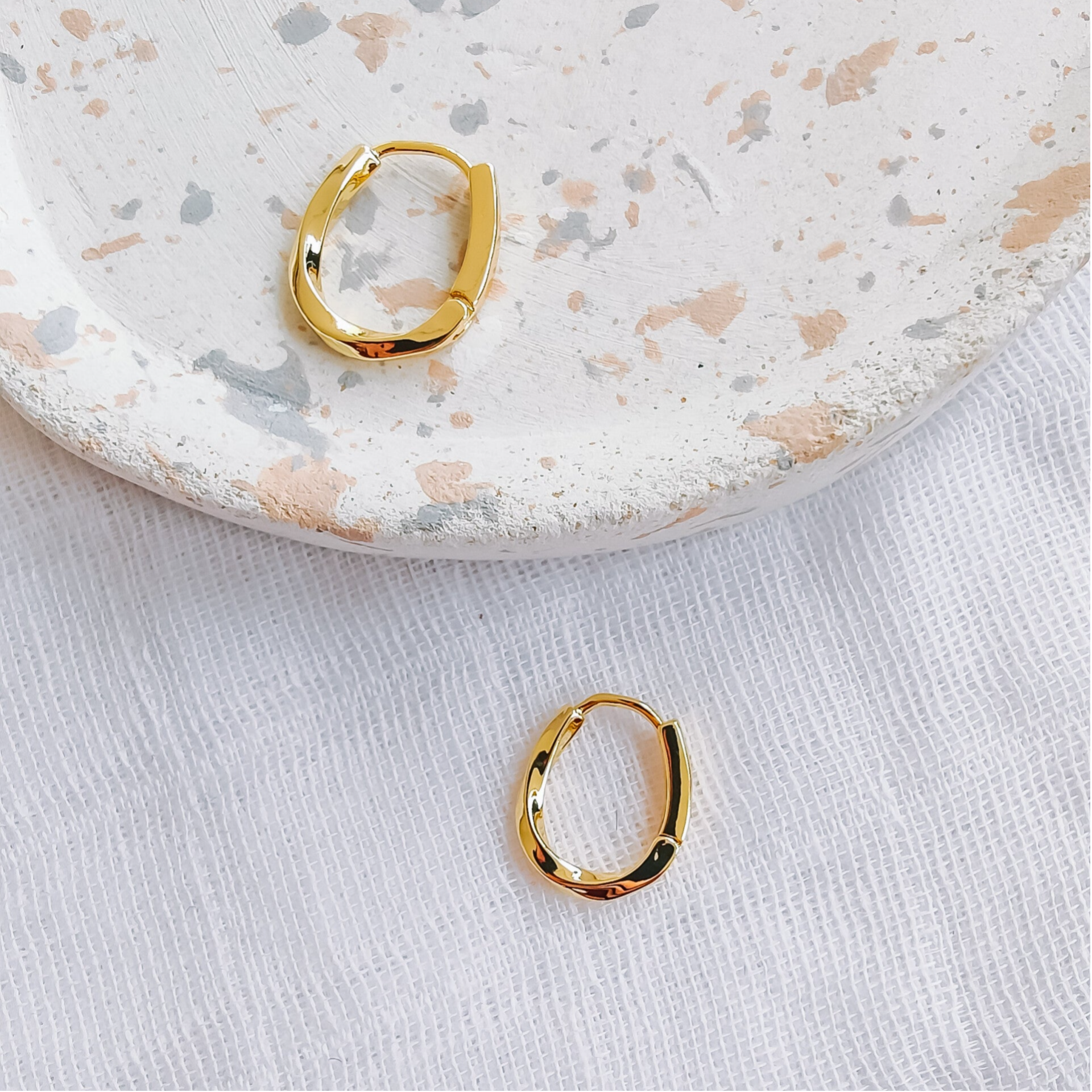 M&M - oorring twisted oval