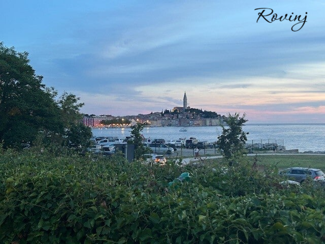 Panoramica de Rovinj al atardecer en la costa de croacia