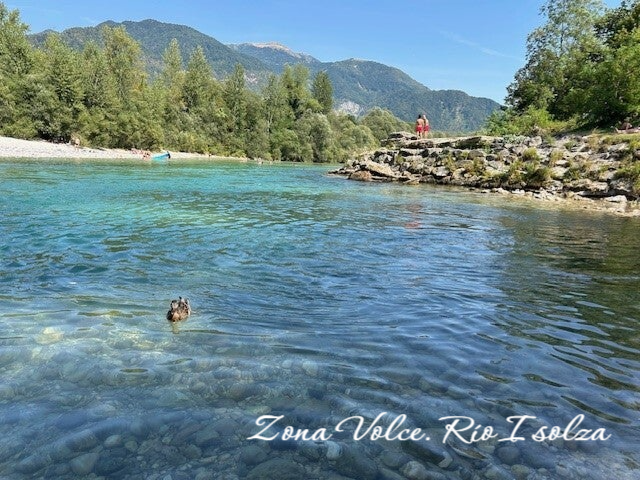 Rio Isolza. Soca. Volce. Kobarid. Eslovenia. Baños en el rio en Eslovenia