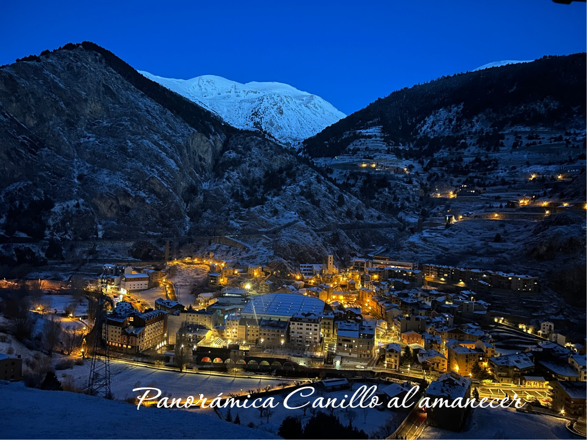 Panoramica del pueblo de Canillo en Andorra al amanecer desde hotel Roc Meler