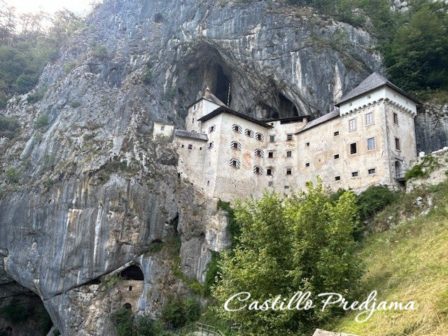 Fotografia del exterior del castillo de Predjama en Eslovenia