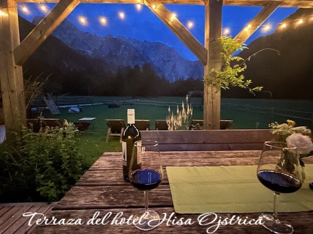 Noche en el valle de Logarska Dolina desde terraza del hotel Hisa Ojstrica