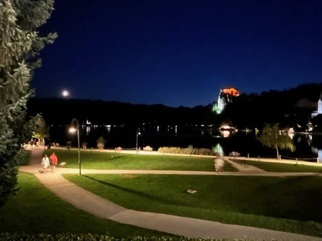 bled iluminado por la noche