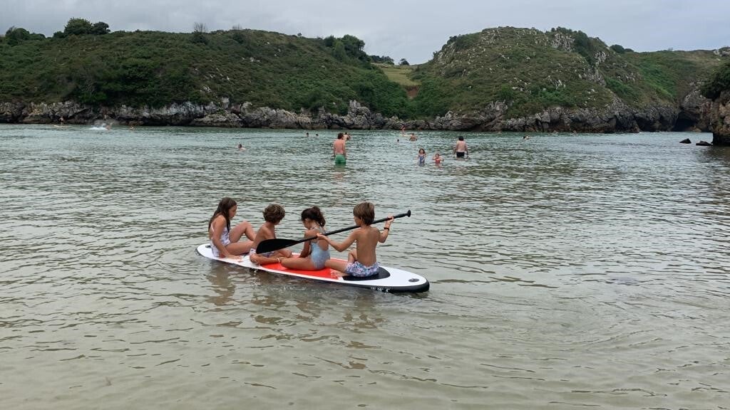 paddle surf con marea alta en la playa de poo de llanes