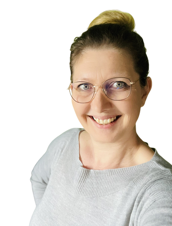 Bild von Tanja, einer Frau mit nach hinten zu einem Dutt gestyltem Haar. Sie trägt eine Brille, und schaut lächelnd in die Kamera.