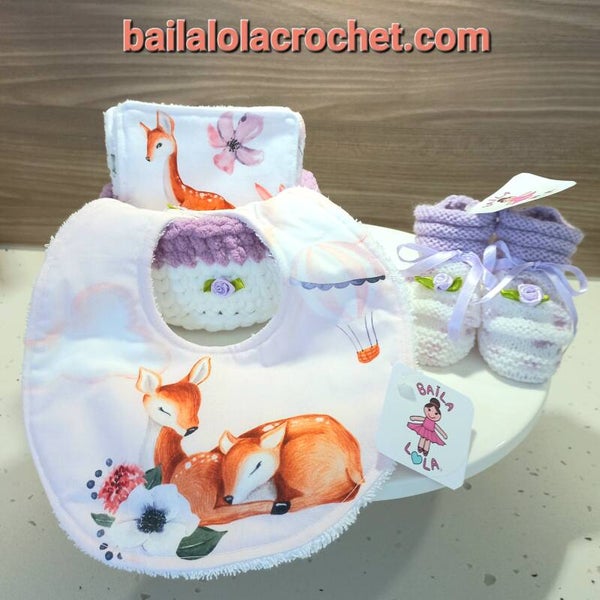 Ensemble panier, 10 lingettes écologiques  en bambou, 1 bavoir et 1 paire de chaussons assortis