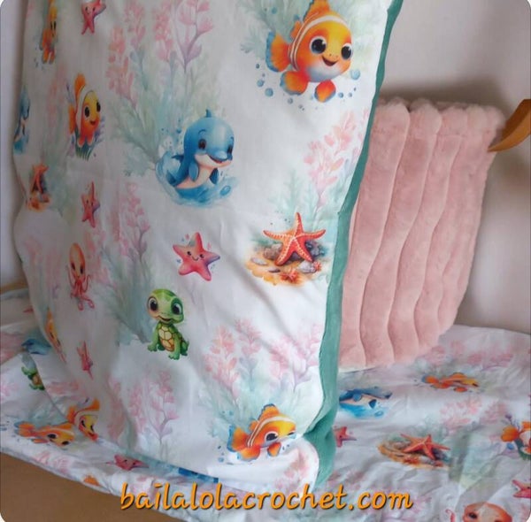 Coussin, lange assorti dans un joli panier à jouets