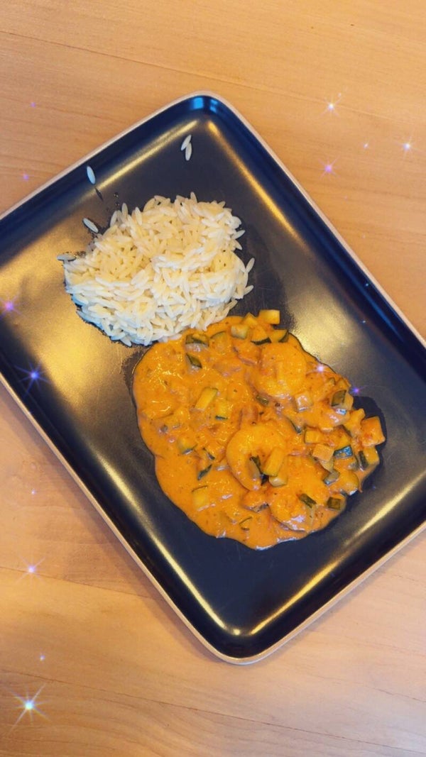 Curry léger de crevettes et courgettes, pâtes grecques