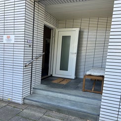 Eingang an der Straße (Briefkasten ist am Seiteneingang zu finden)