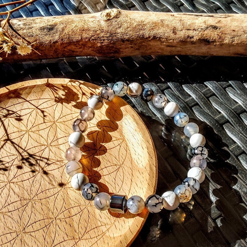 ASH – Bracelet minéral & contraste affirmé