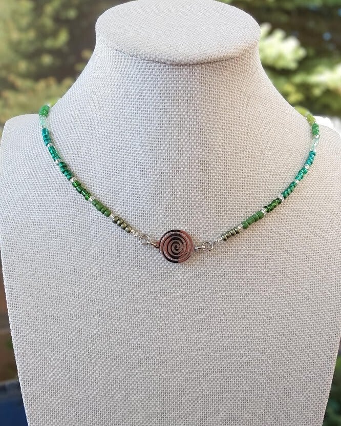 Collier Eon – Vortex Argenté • Dégradés Vert, Rose, Turquoise