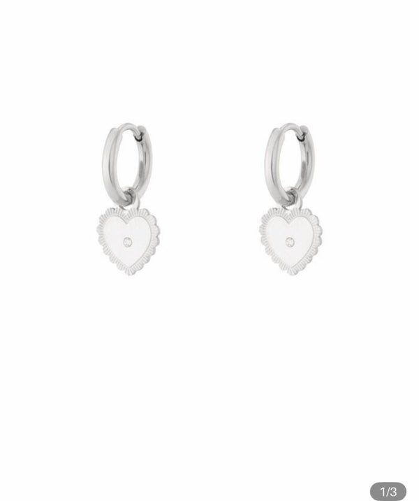 Zilveren oorbellen hartjes met diamantje