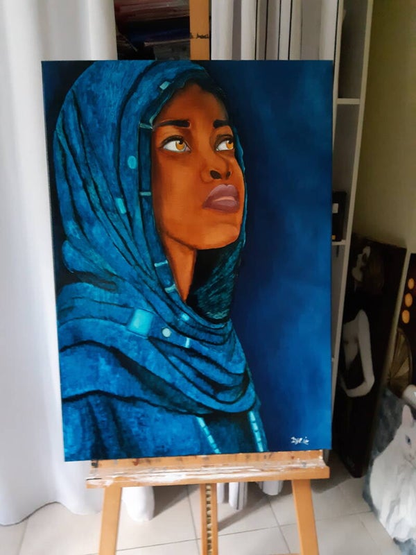 Jeune AFRICAINE en drapé bleu