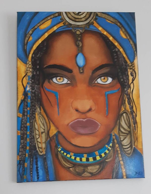 AFRICAINE, ornée de bijoux tribaux