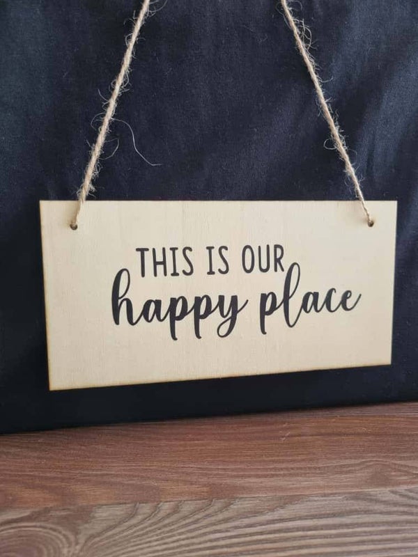 This is our happy place hang bordje