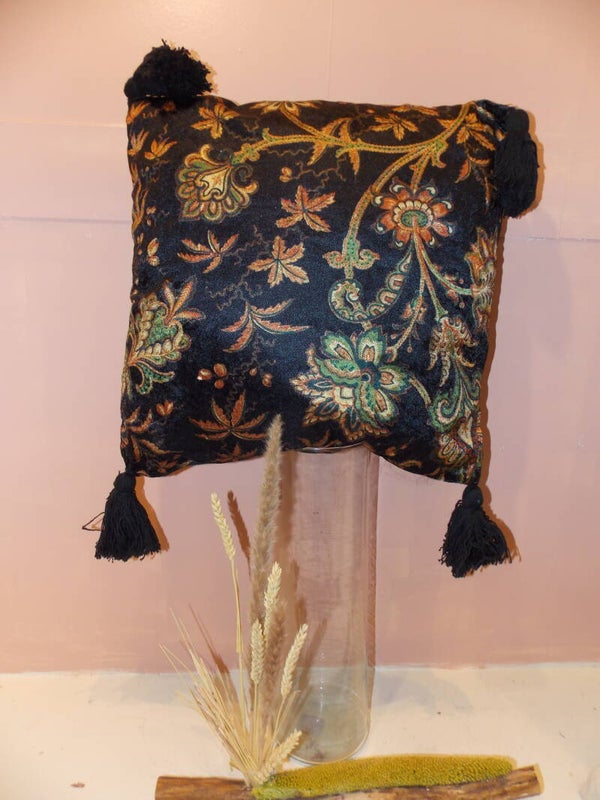Sier kussen black flowers met kwastjes
