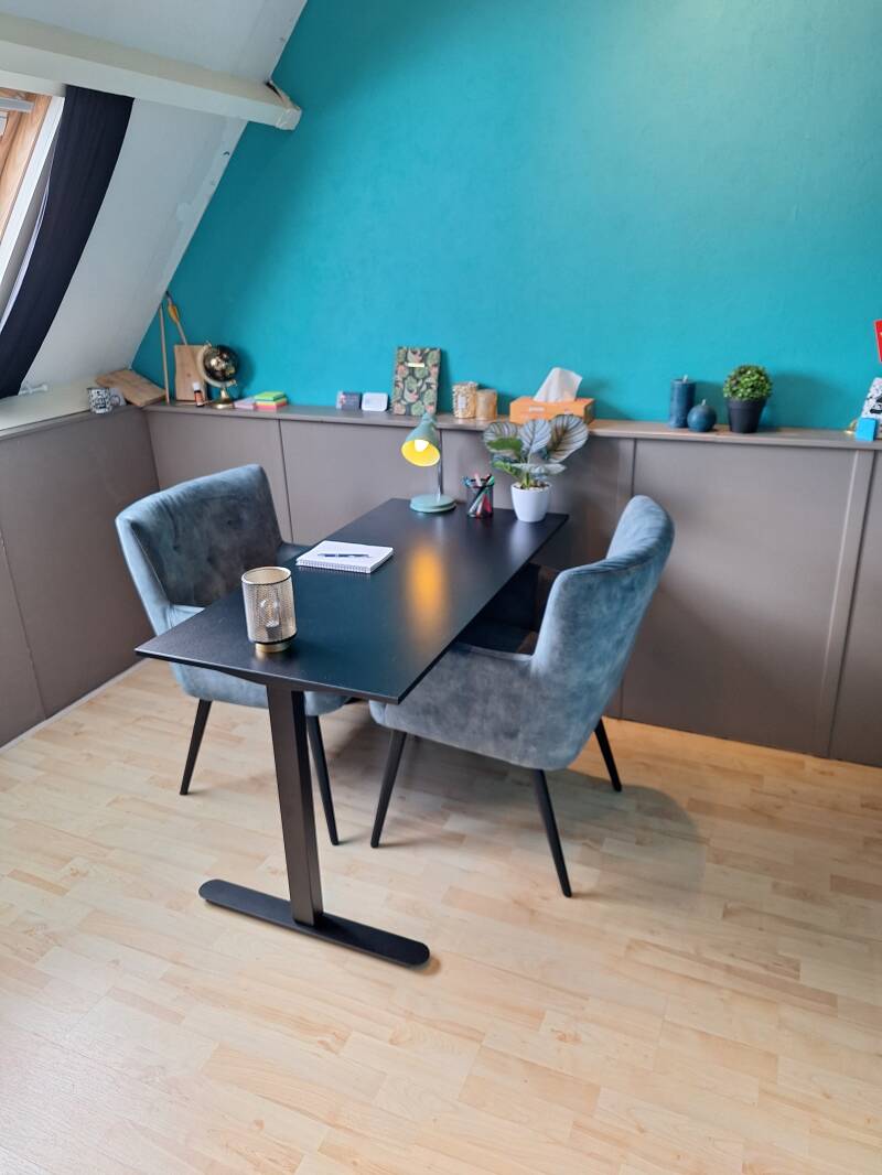 Praktijkruimte 2stoelen en een tafel