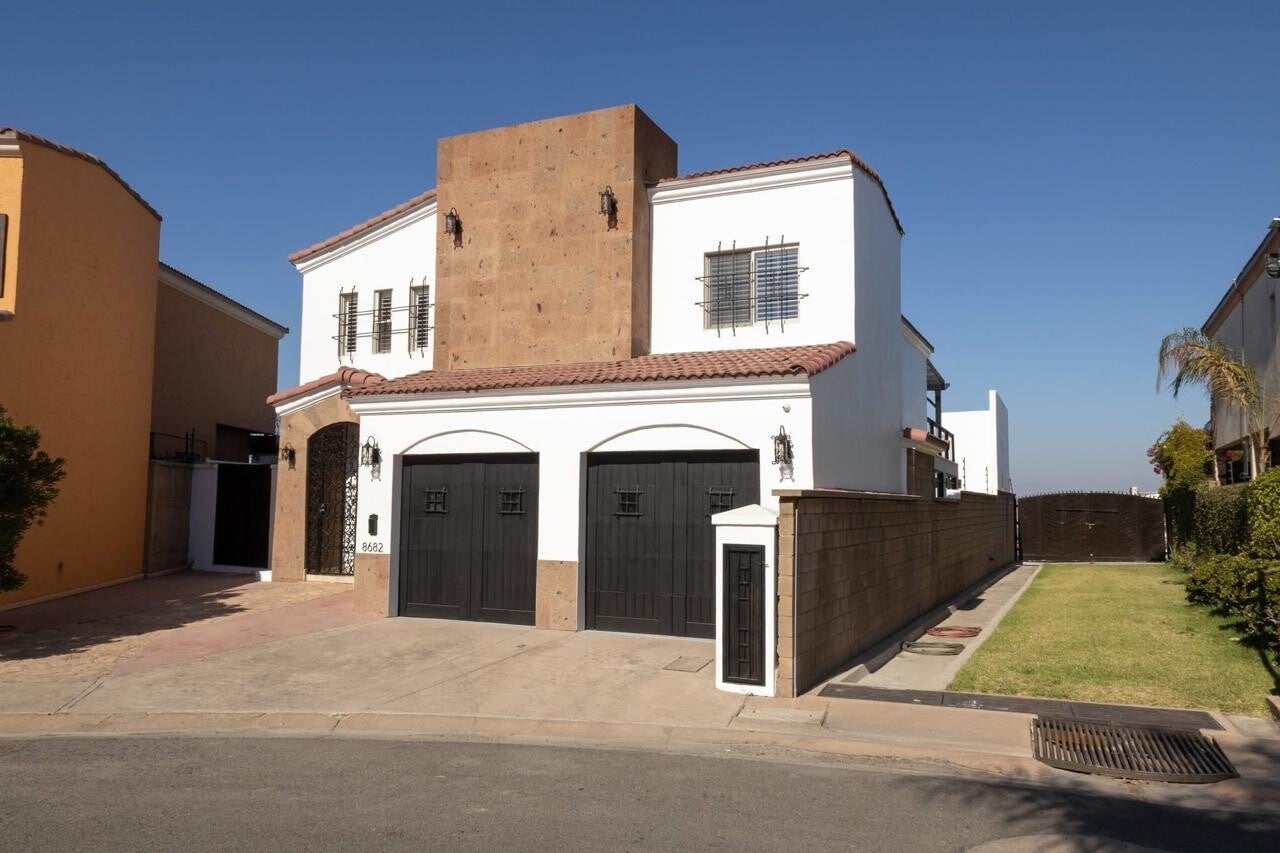 MANSION EN VENTA EN FRACC. CUMBREZ DE JUAREZ