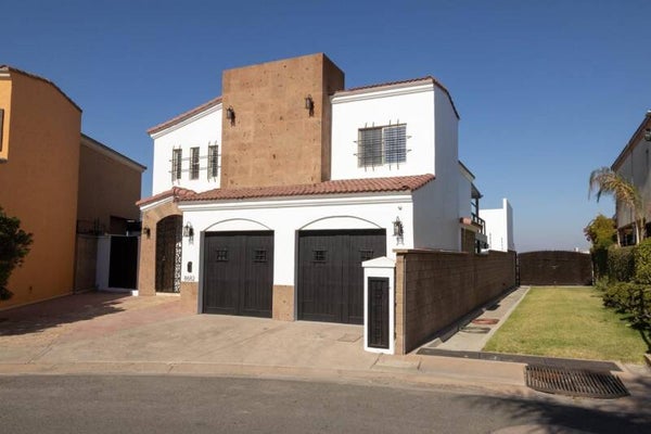 MANSION EN VENTA EN FRACC. CUMBREZ DE JUAREZ