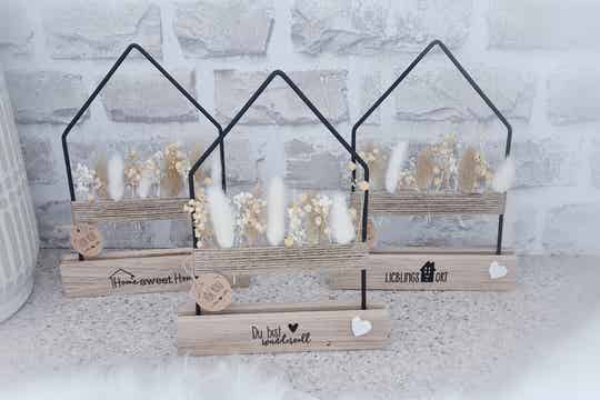 Metallring-Häuschen mit Trockenblumen