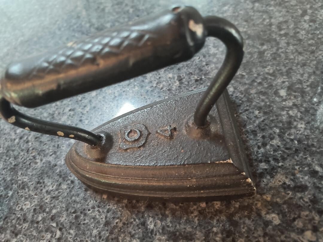 Cast iron "Sadiron" #4 with makers mark. Est. Circa 1800s