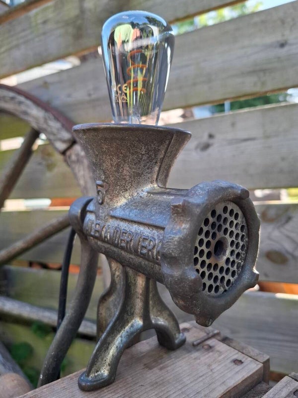 Oude gietijzeren vleesmolen lamp