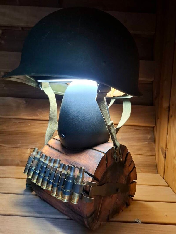 Originele Duitse legerhelm met decoratieve verlichting