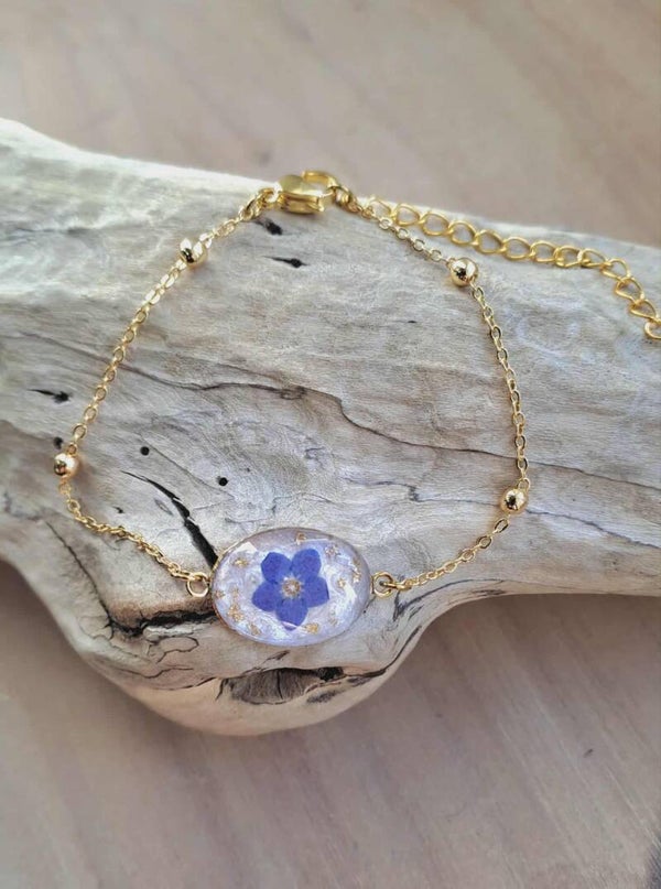 Bracelet doré avec fleurs séchées de Myosotis